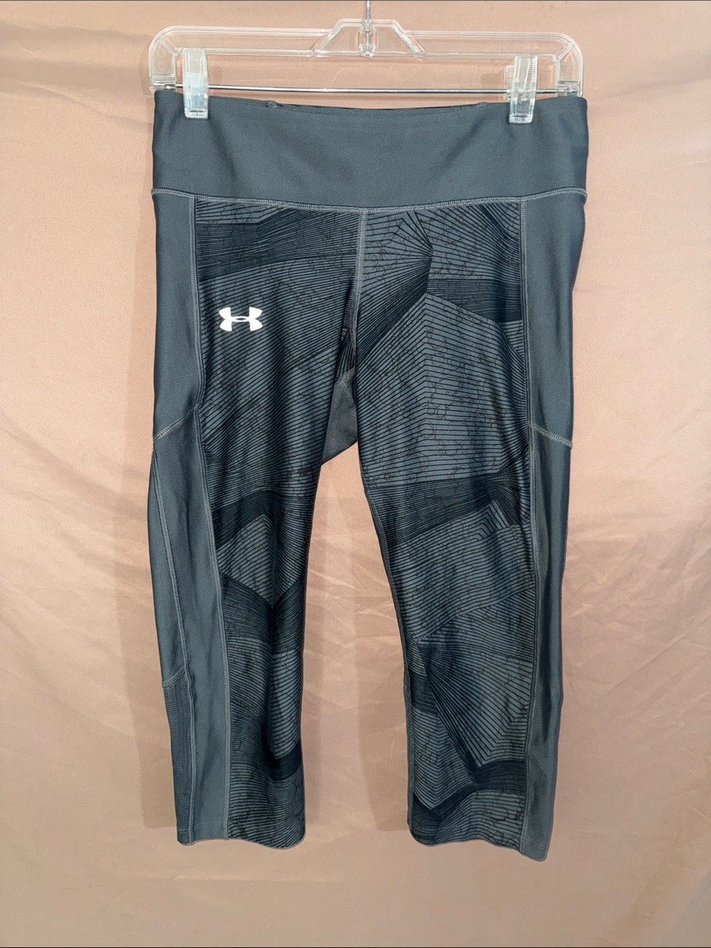 Women’s Medium Under Armour Black Gray Performance Compression Capris